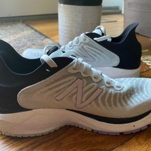 LIKE NEW New Balance 880v11 Running Shoes